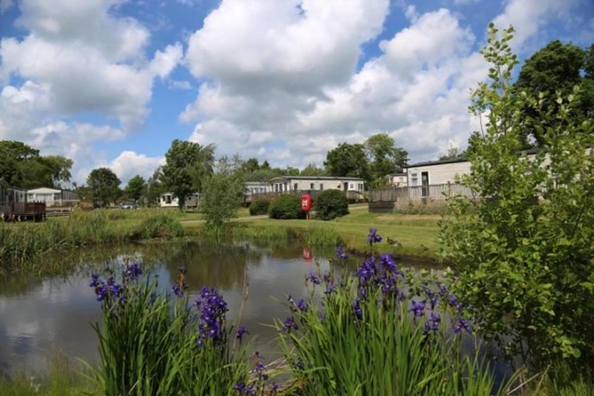 Beautiful Caravan With Decking At Carlton Meres Holiday Park, Suffolk Ref 60022M Saxmundham Exterior foto