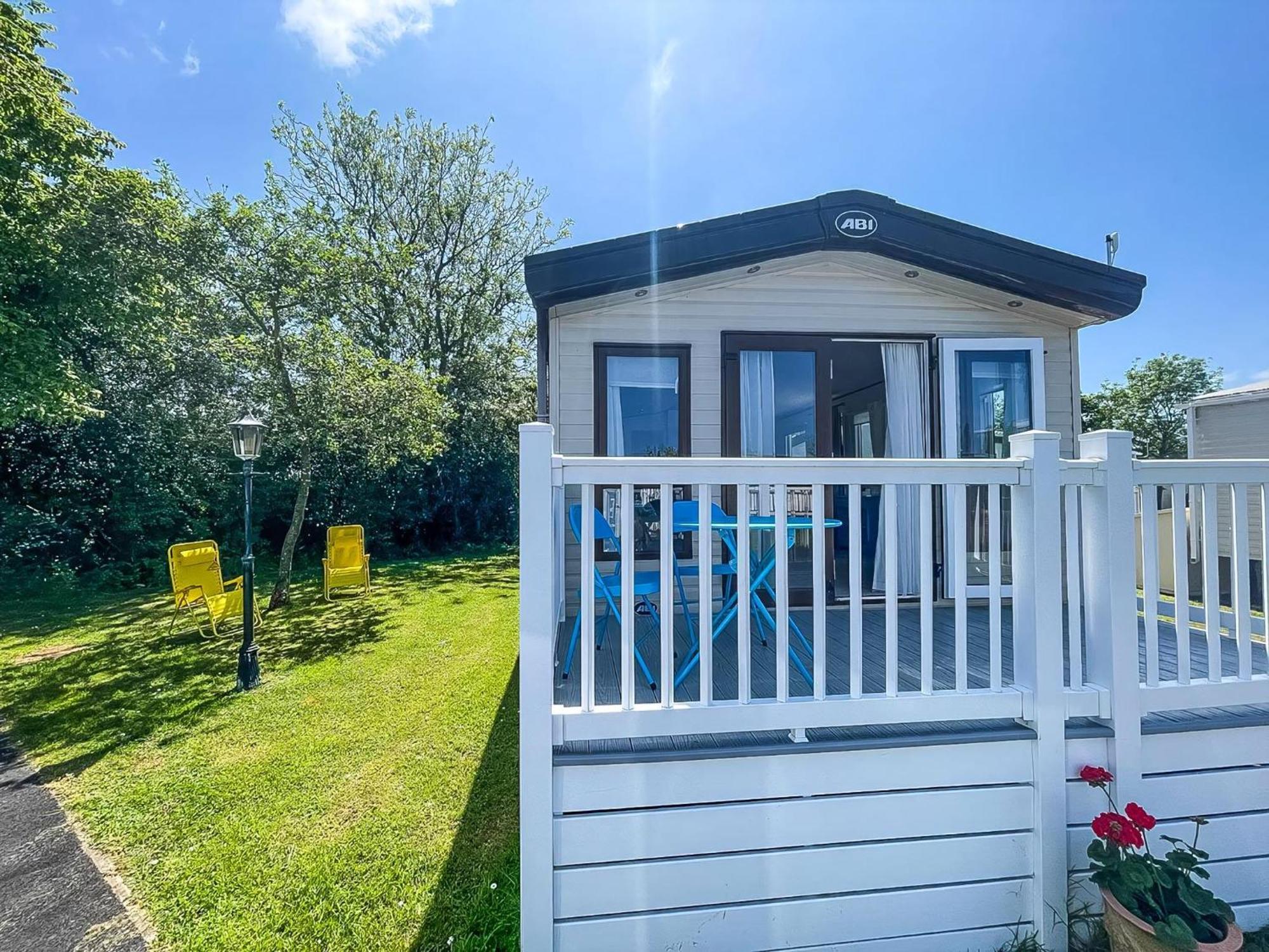 Beautiful Caravan With Decking At Carlton Meres Holiday Park, Suffolk Ref 60022M Saxmundham Exterior foto